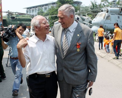 ựu chiến binh U-crai-na Ma-tu-sek A-na-tô-ni và Đại tá Nguyễn Quang Nhậm trò chuyện sau hơn 40 năm gặp lại.